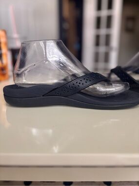 NEW Vionic Tide Perforated Leather Thong Sandals Black